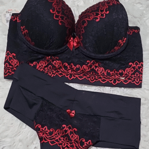Conjunto Preto com Detalhes em Vermelho