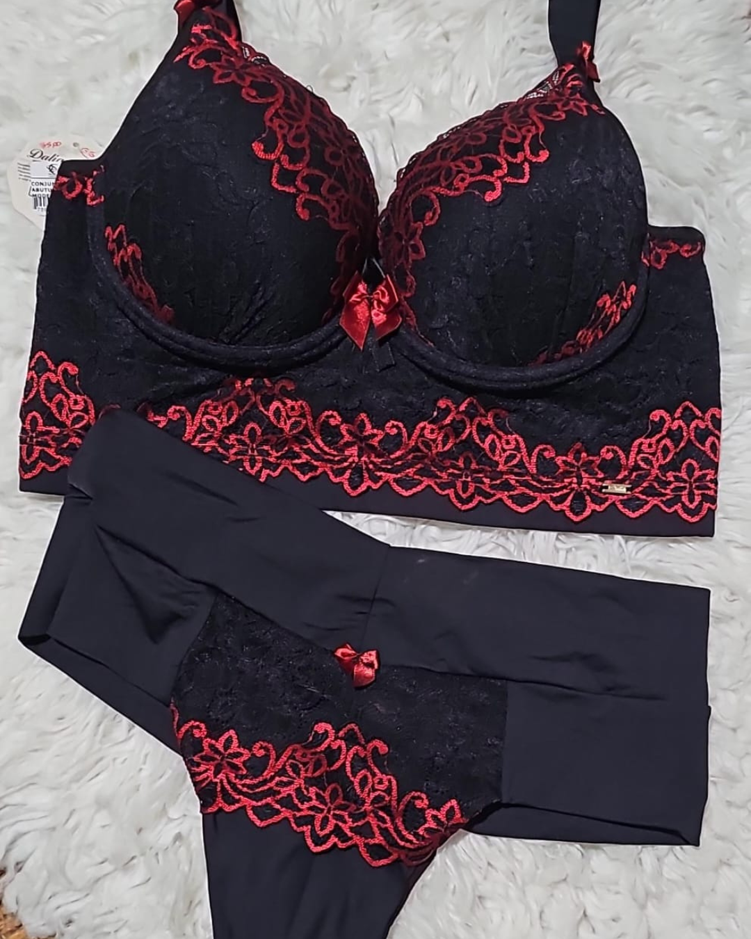 Conjunto Preto com Detalhes em Vermelho