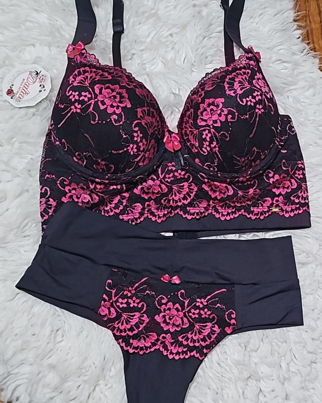 Conjunto Preto com Detalhes em Rosa